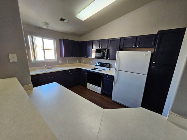 Building Photo - Cozy 3 Bed 2 Bath Condo!!!