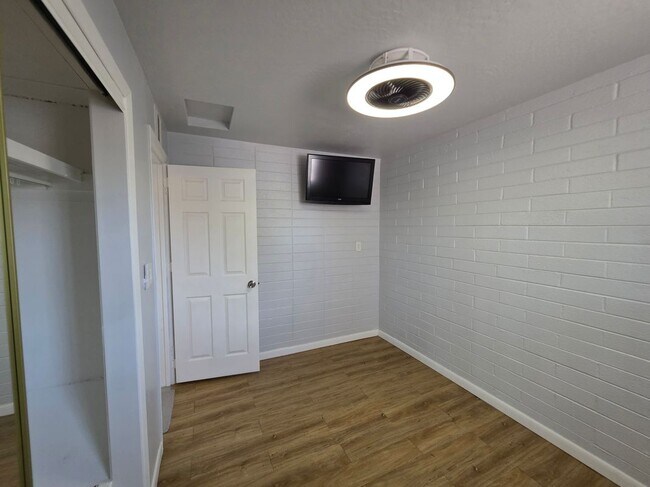 Foto del edificio - 574 S Park St