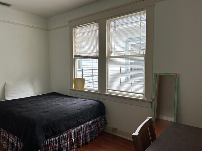 Small Bedroom With Two Closets - 2019 Lowerline St