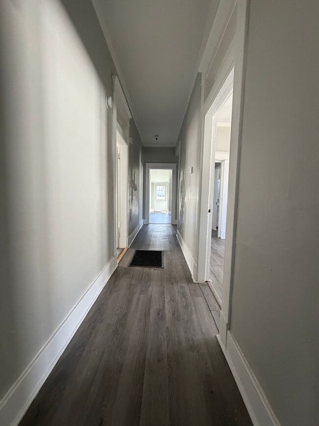 Building Photo - Deposit Special! Section 8 Voucher Approved