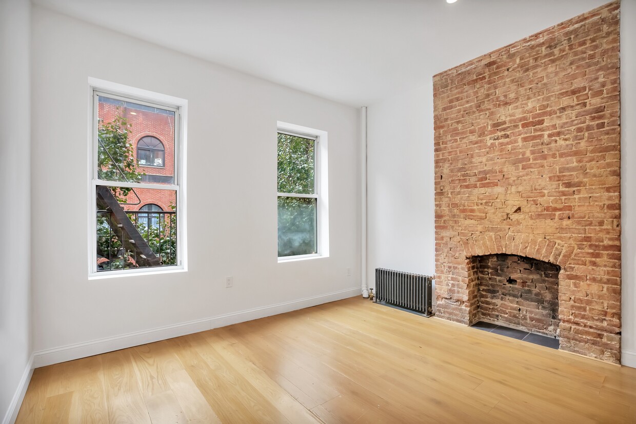 Building Photo - Chic apartment with exposed brick
