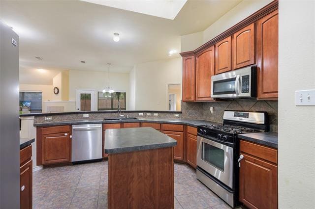 Foto del edificio - 6011 Lakecrest Dr