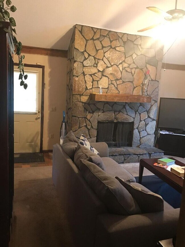 Building Photo - 3 Bedroom 2 Bath Pet Friendly Home.