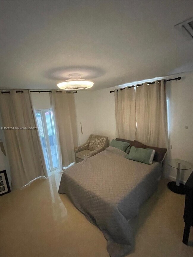 Foto del edificio - 4920 SW 27th Ave