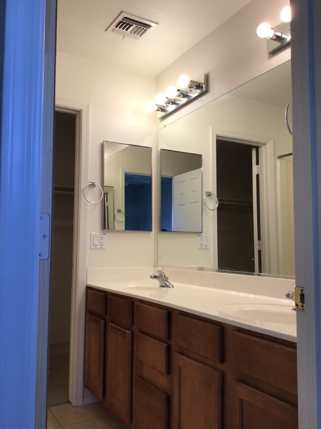 Foto del edificio - COMING SOON! Spacious 4 Bed 2 Bath Home in Phoenix