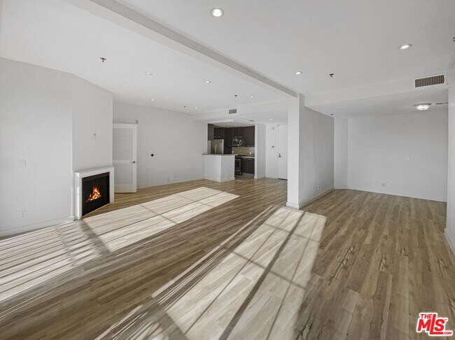 Foto del edificio - 585 N Rossmore Ave