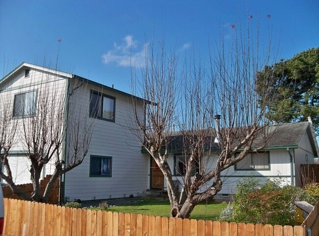 Building Photo - Spacious Arcata Home