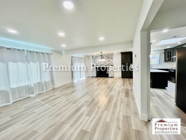 Building Photo - Beautifully Updated 3BD/2BA Single-Story H...