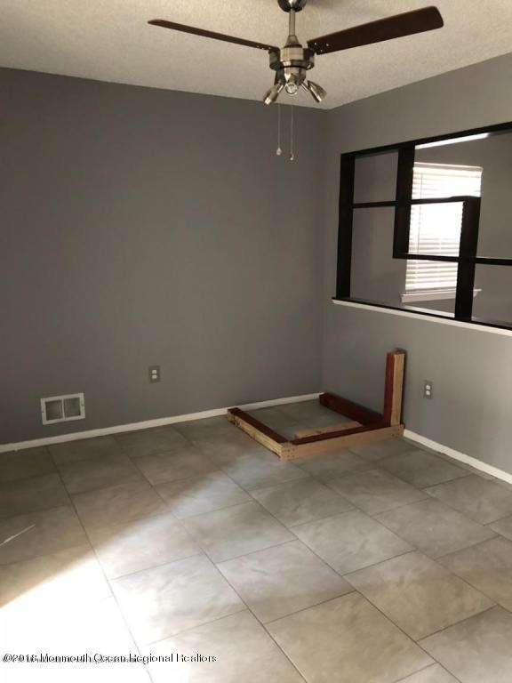Building Photo - 308 Daisy Ct