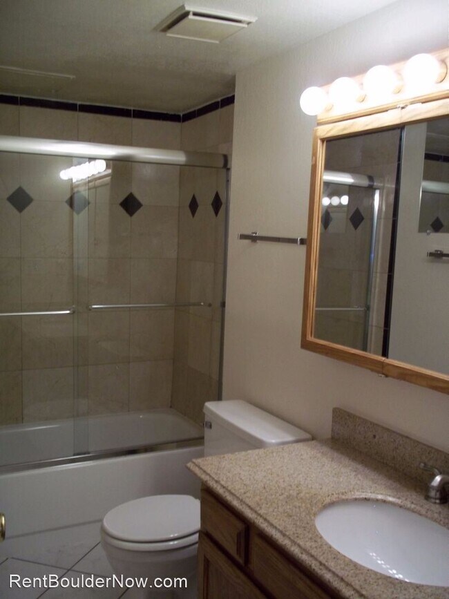 Building Photo - 4989 Eisenhower Dr