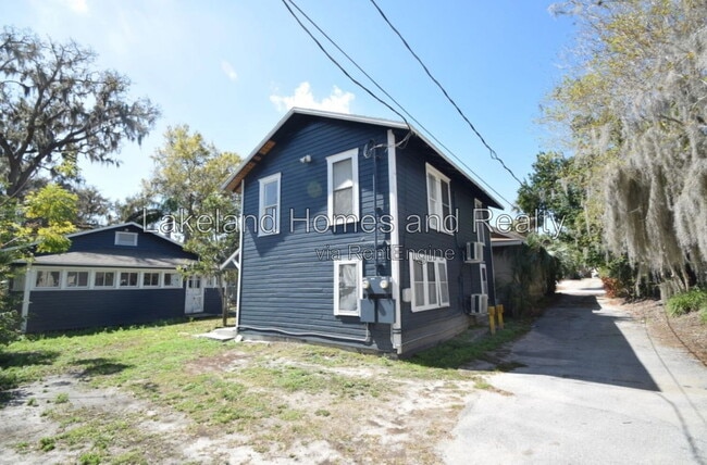 Building Photo - 906 Vistabula St
