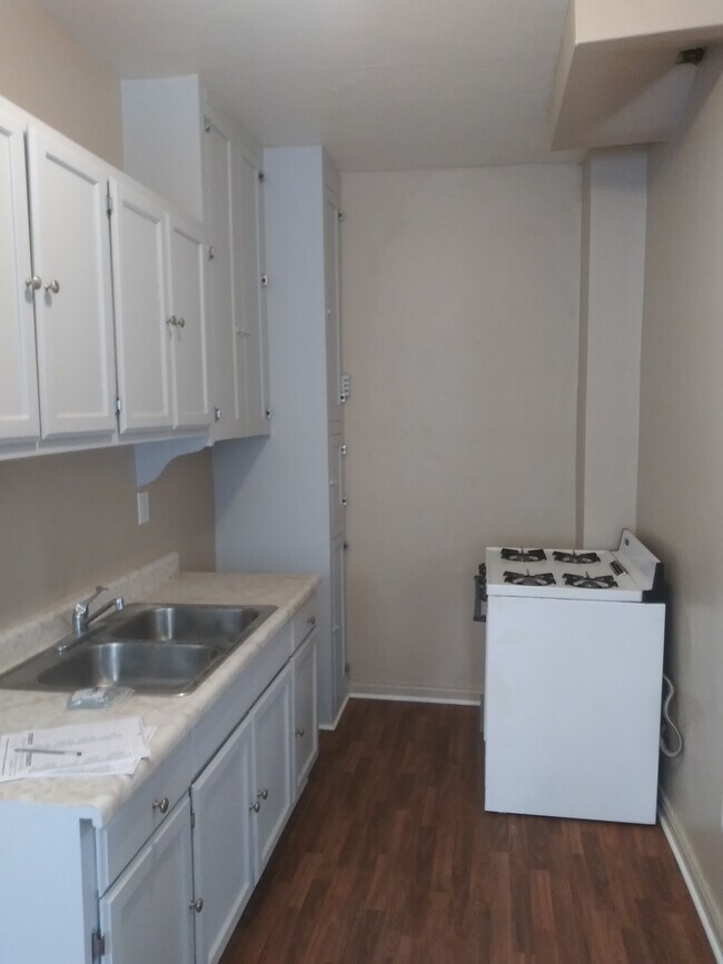 Building Photo - 457 W 87th St