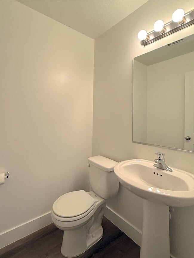 Foto del edificio - 4 bed, 2.5 bath home w/2 car garage