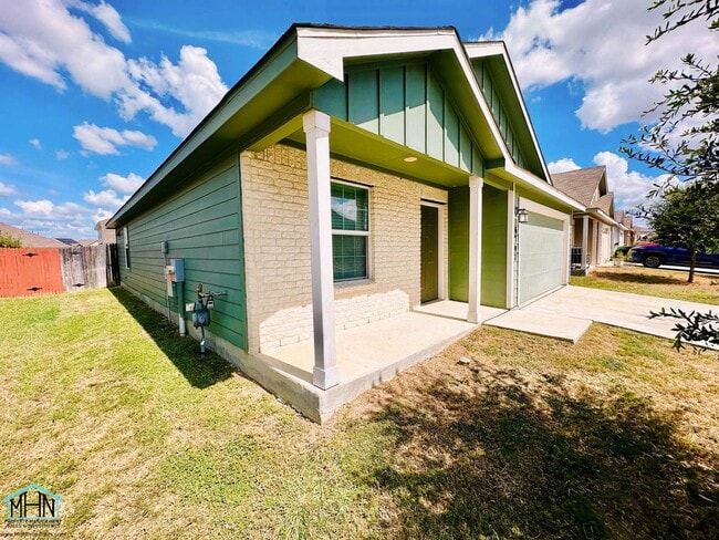 Building Photo - Bright & Move-In Ready 3 Bed / 2 Bath Home...