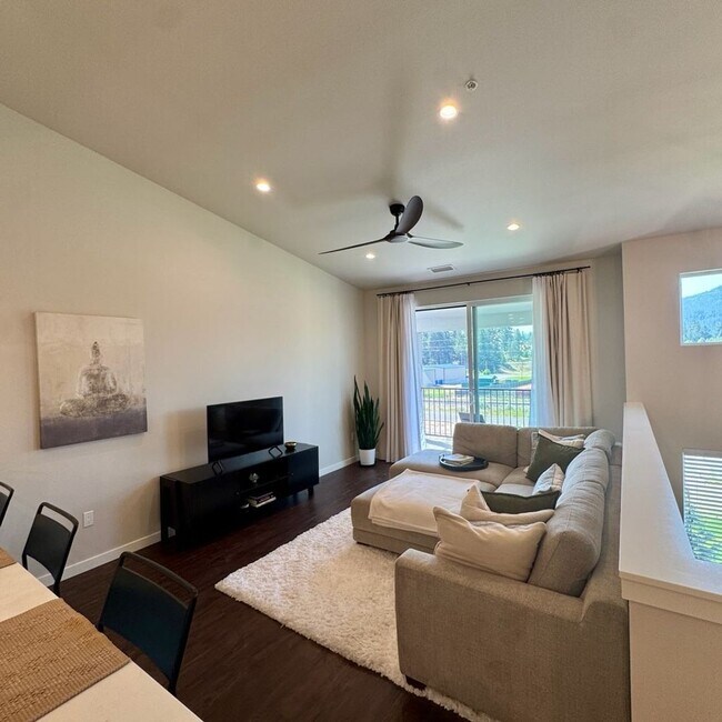 Foto del edificio - Cute, modern 2 bed 2.5 bath condo for rent!