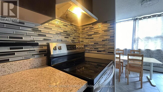 Building Photo - 2121 Roche Ct