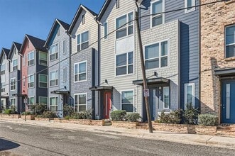 Building Photo - 301 E Lamar St