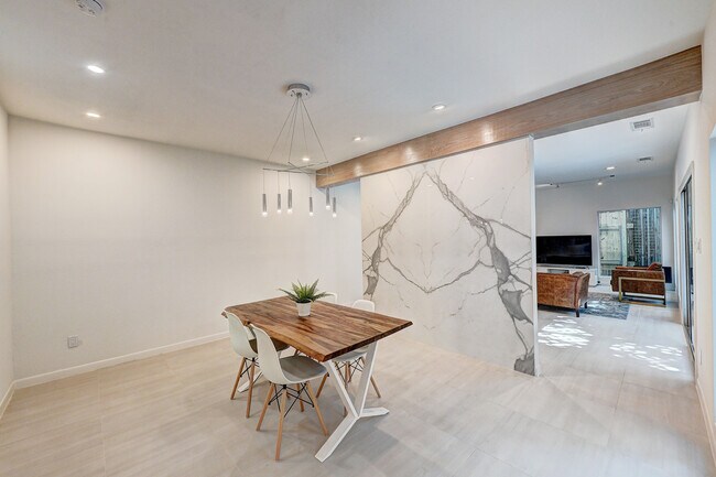 Building Photo - 1327 Castle Ct