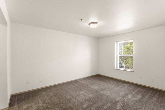 Large Bedroom - Heron Meadows