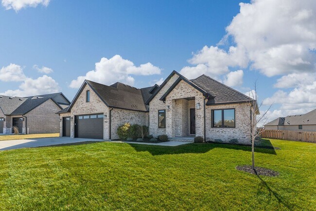 Building Photo - Gorgeous Rental in Wild House East Springfield