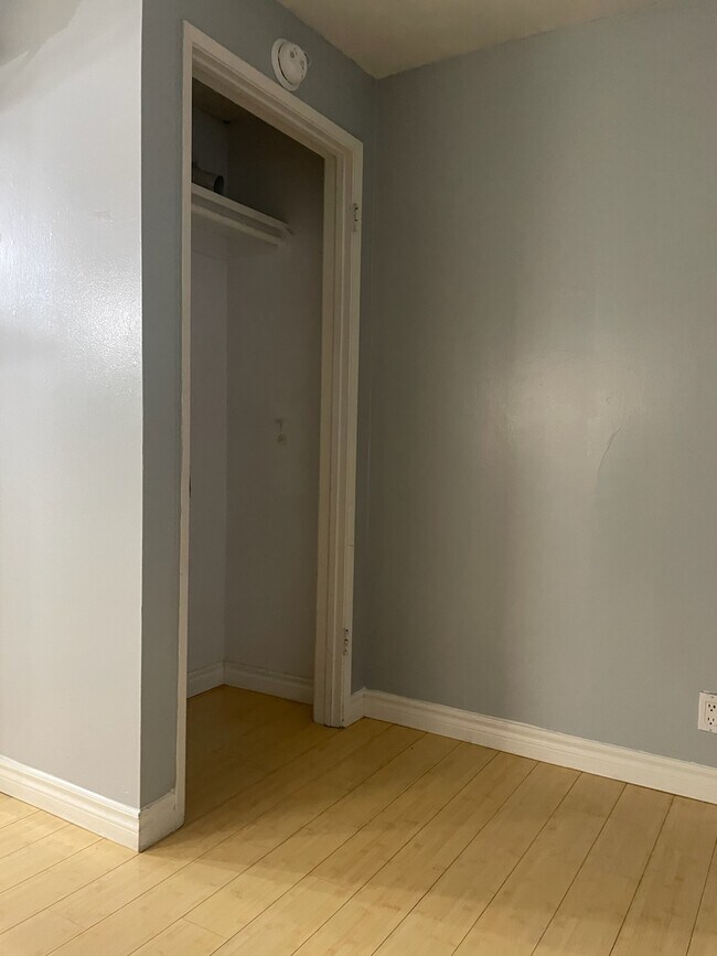 Armario - 4215 Highland Ave