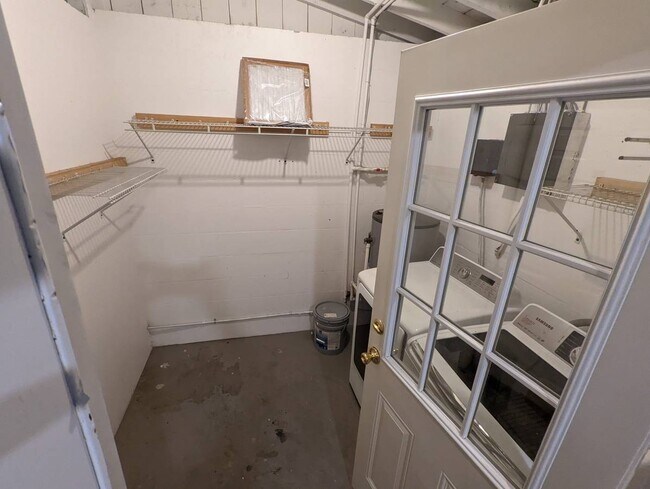 Building Photo - 795 Hillview Dr