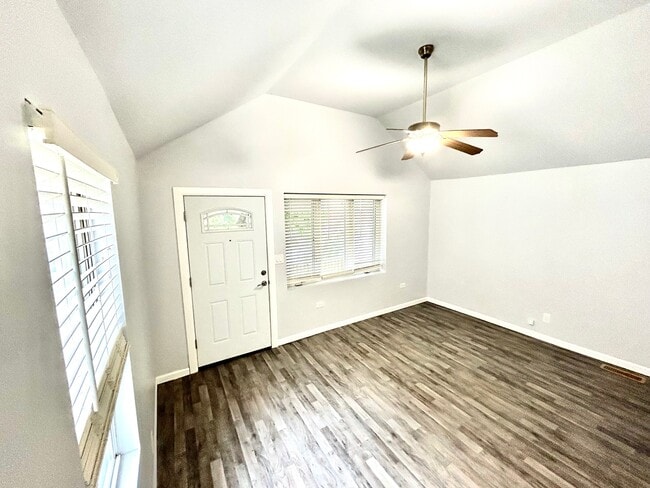 Building Photo - 3204 S Racine Ave