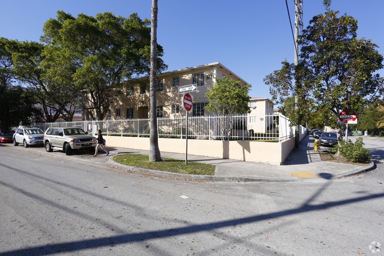 Building Photo - 410 SW 11th Ave