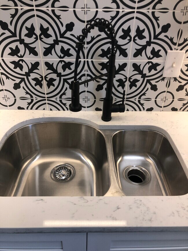 new Stainless Steel 60/40 sink and disposal - 749 Leading Lane Cir