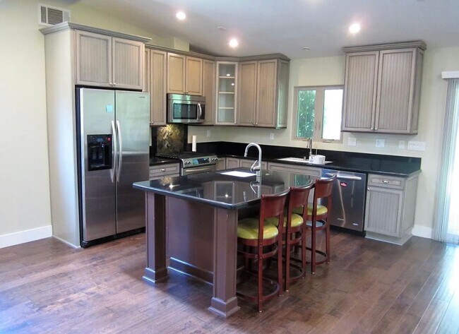Foto del edificio - Charming Hillcrest Home with Private Yard in an Unbeatable Location