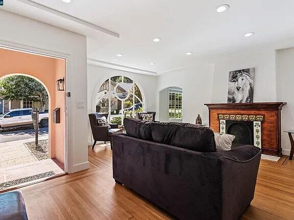 Photo - 942 Talbart St Apartment