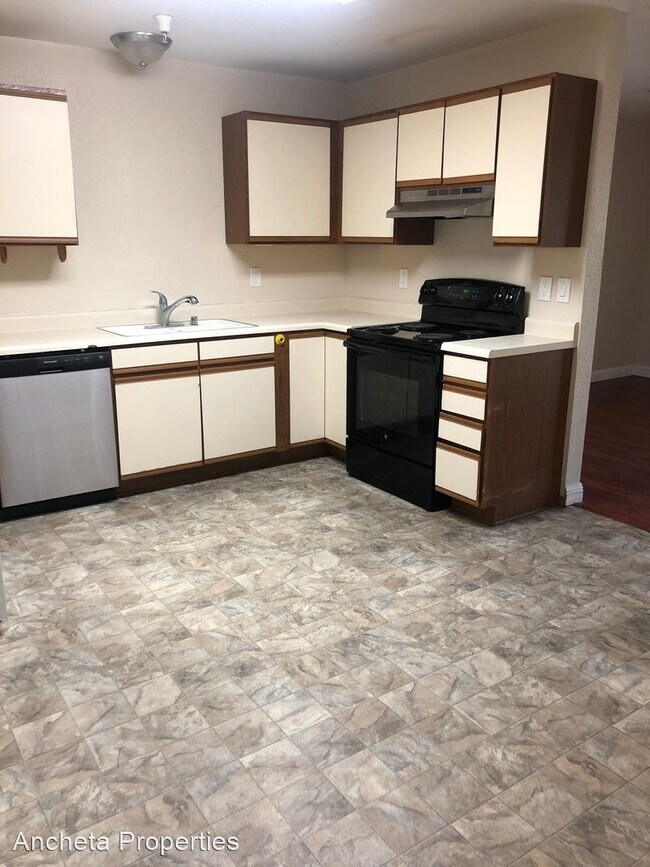 Building Photo - 140 E 14th St