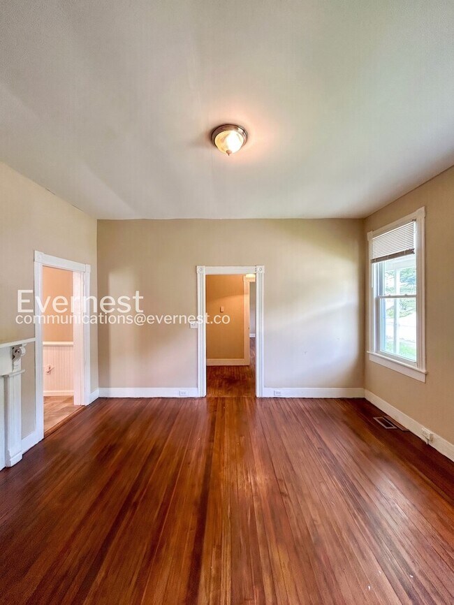 Foto del edificio - 3 Bed, 1 Bath Home with Driveway and Hardwood Floors | Housing Vouchers Accepted |  Available Now!