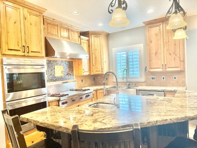Building Photo - Luxury Estate With Pool, Spa and Gourmet K...