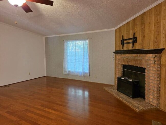 Foto del edificio - FOR LEASE!!