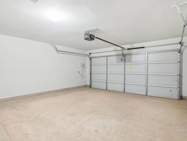 Building Photo - 225 Little Grn Trl