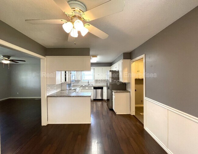 Building Photo - 6317 N Warren Ave