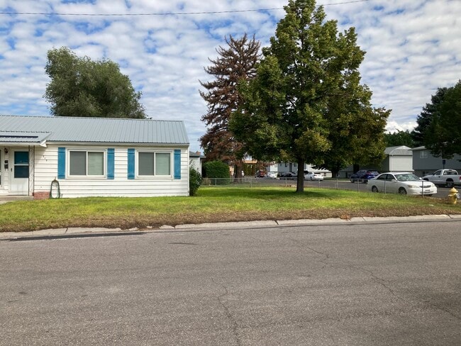 Front yard area - 714 Northland St
