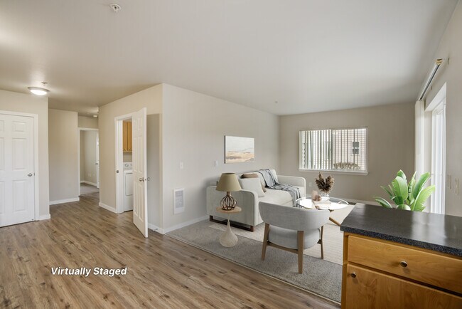 Sala familiar de unidad de 2 dormitorios - Legacy Oaks Apartments