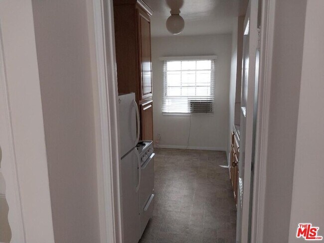 Building Photo - 8559 Holloway Dr