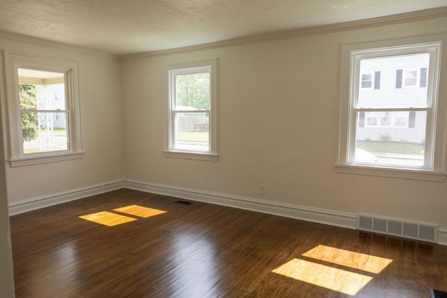 Building Photo - 1387 Ivydale Ave SW