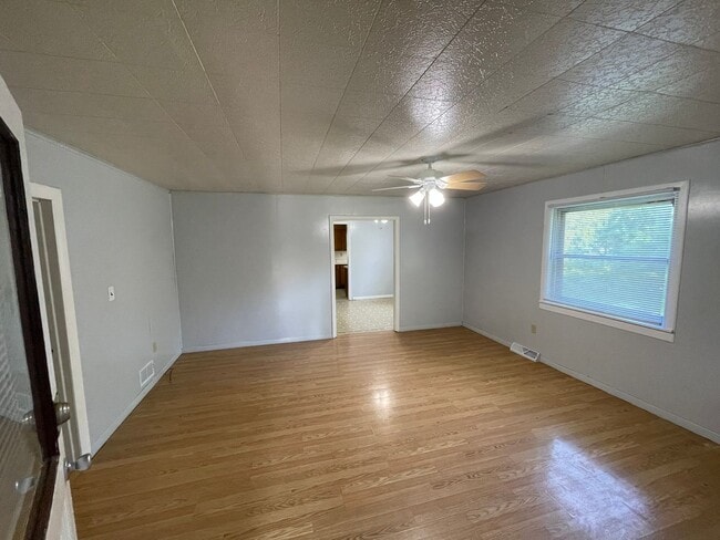 Foto del edificio - Older 2 bedroom house with a large yard