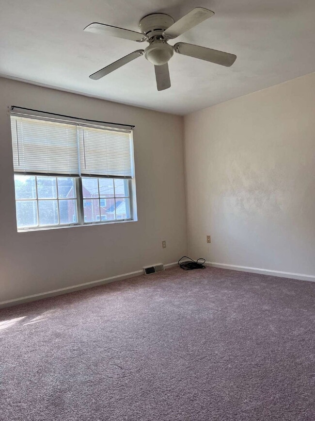Building Photo - 2 Bedroom / 1 Bath Duplex Available Now