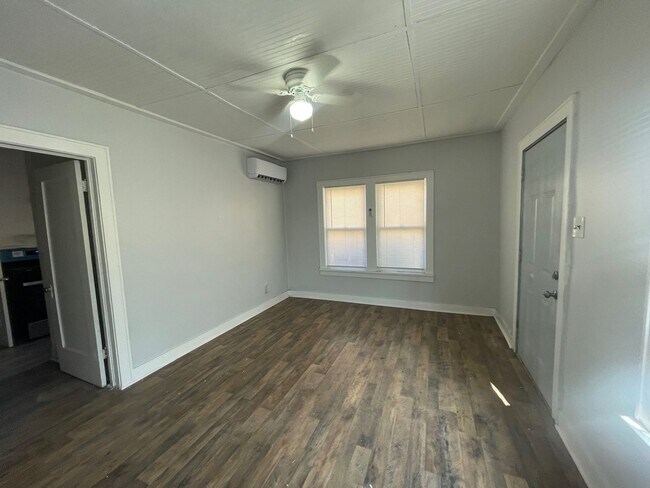 Foto del edificio - Cozy 1bedroom, 1 bath duplex AVAILABLE SOON!