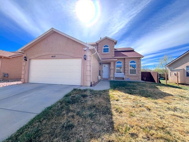Spacious 3 Bed / 3 Bath Home Near Peterson Space Force Base - Spacious 3 Bed / 3 Bath Home Near Peterson Space Force Base