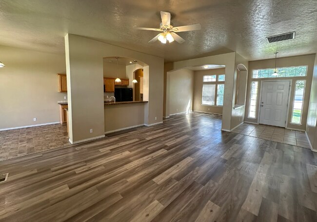 Building Photo - Comfortable & Stylish Single-Level Living ...
