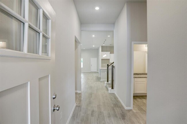 Building Photo - 725 W Foley St