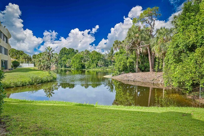 Foto del edificio - NOW AVAILABLE - 2/2 + Den First Floor Condo in North Naples!