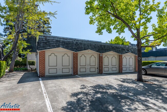 Building Photo - 984 Ponderosa Ave