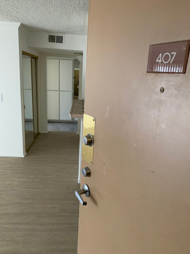 Entrance - 340 N Hayworth Ave